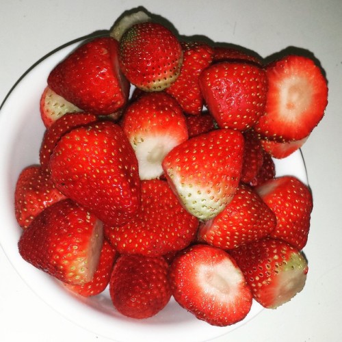 Día 8: Meriendas Saludables Como merienda saludable siempre escojo frutas o vegetales, especialmente las fresas. @quericavida y @dimemedia te invitan "Celebra lo Rico" un Instagram Desafío de fotos , entra a http://bit.ly/1dFRAt4 para tener la oportunidad de ganar premios y echa un vistazo a las últimas recetas y videos: https://www.youtube.com/user/QueRicaVida #CelebraLoRicoSweepsQueRicaVida #Ad #strawberry #healthy #fruit #mujerversatil